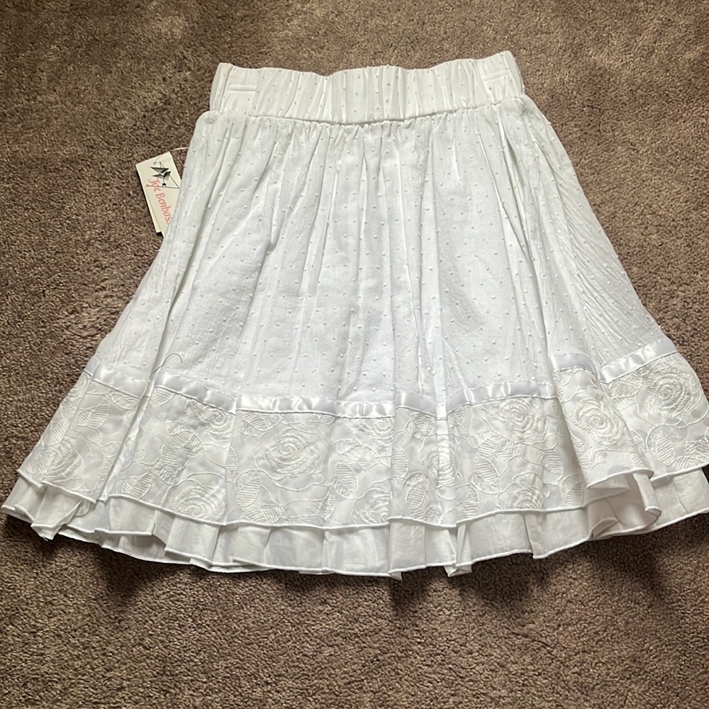White above knee skirt